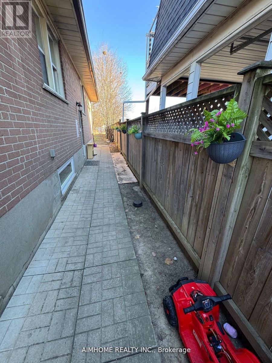 (Lower) - 5 Cloebury Court, Toronto, Ontario  M2R 1V7 - Photo 5 - C12214096