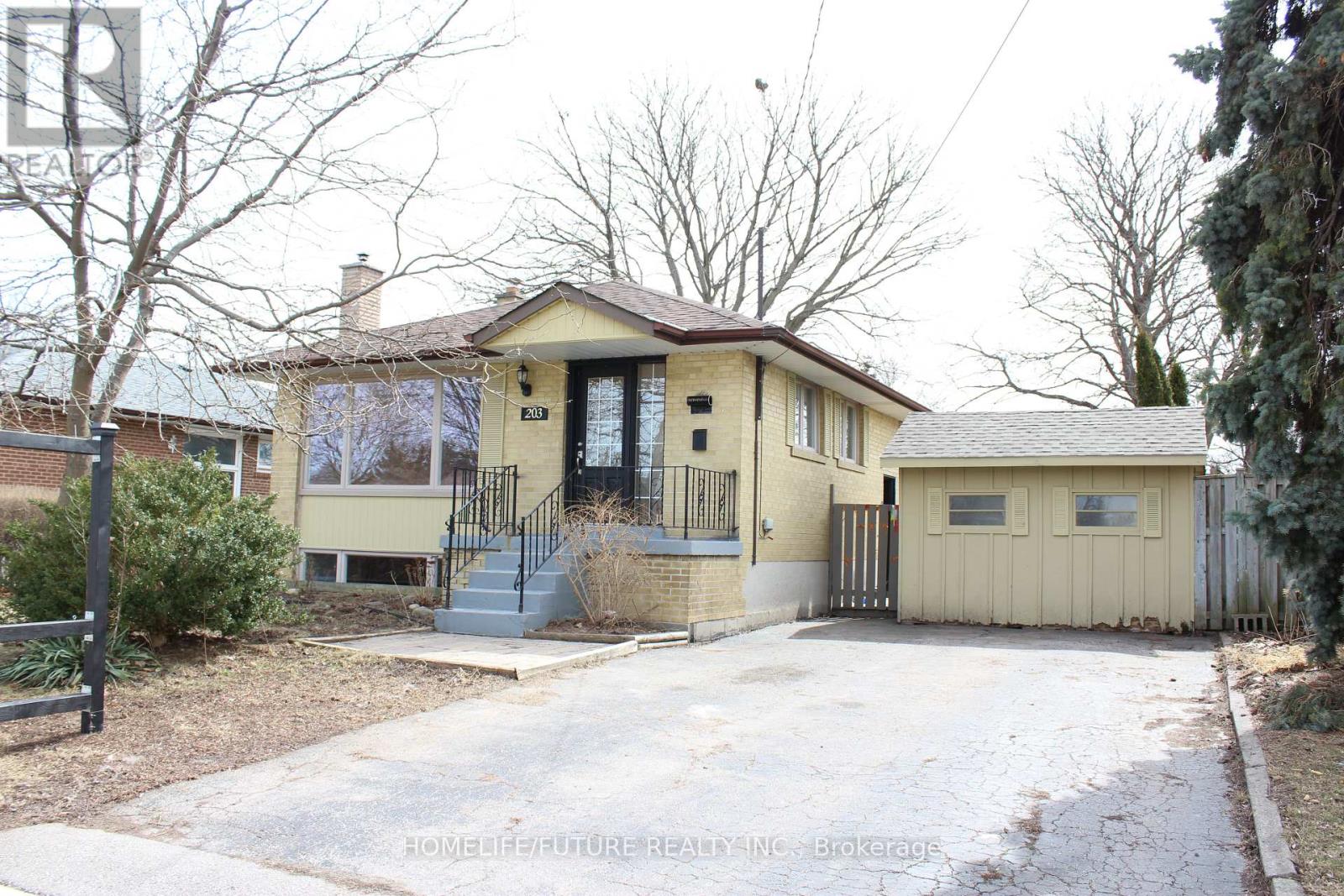 203 CRAWFORTH STREET, Whitby, Ontario