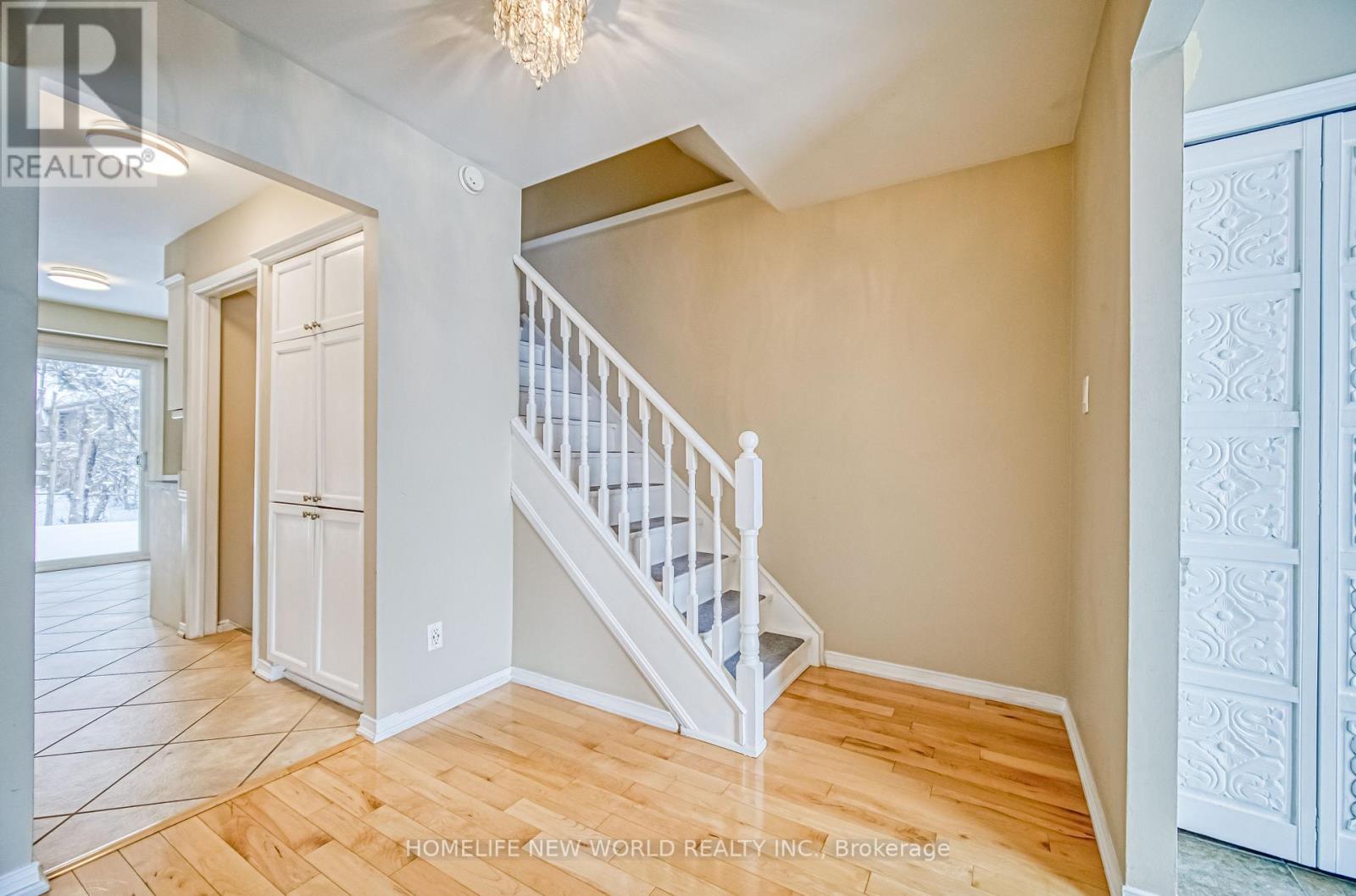 7 Bannerman Court, Whitby, Ontario  L1N 5M9 - Photo 4 - E12214127
