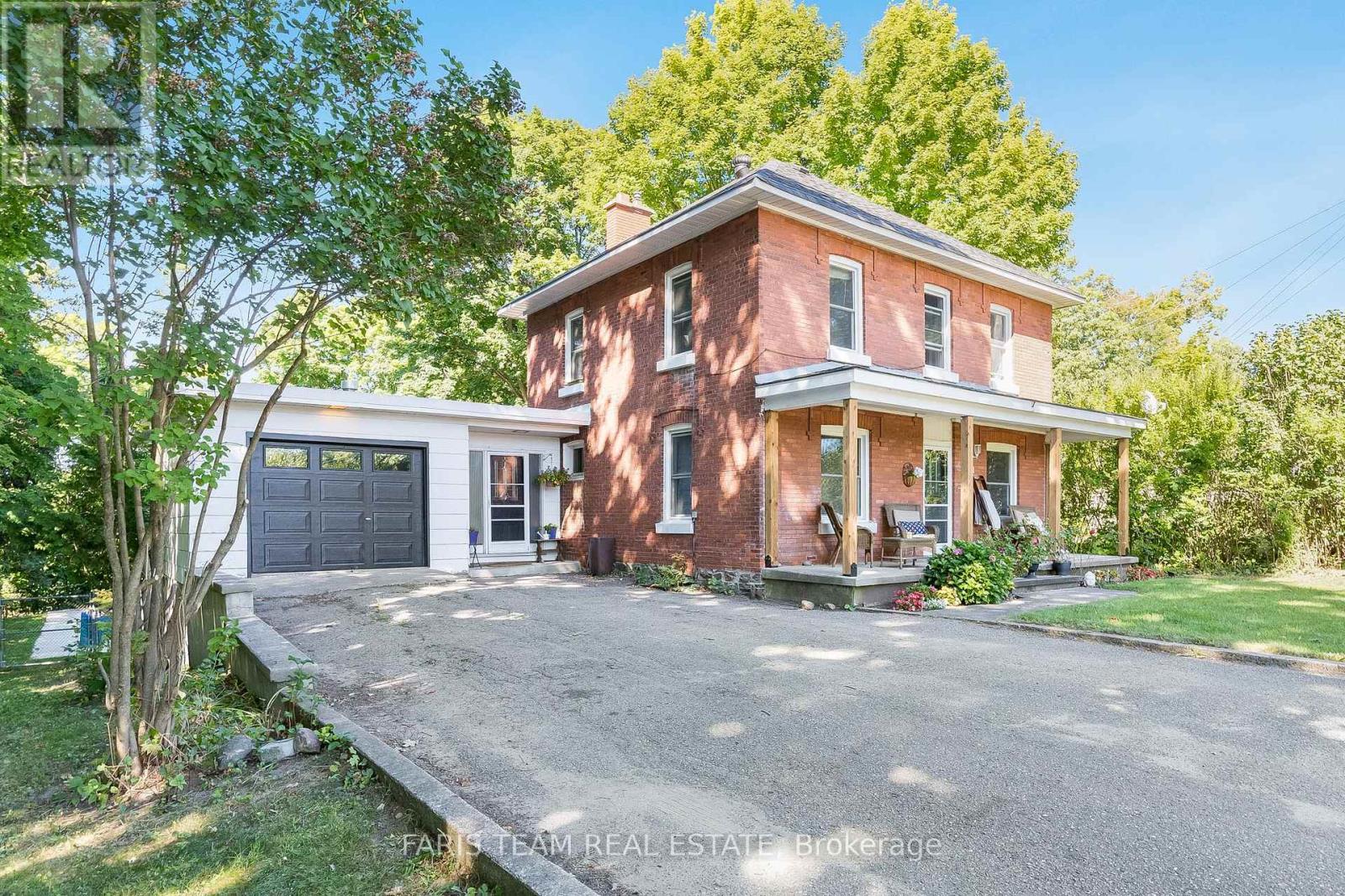 21 Robert Street E, Penetanguishene, Ontario  L9M 1A9 - Photo 2 - S12214053