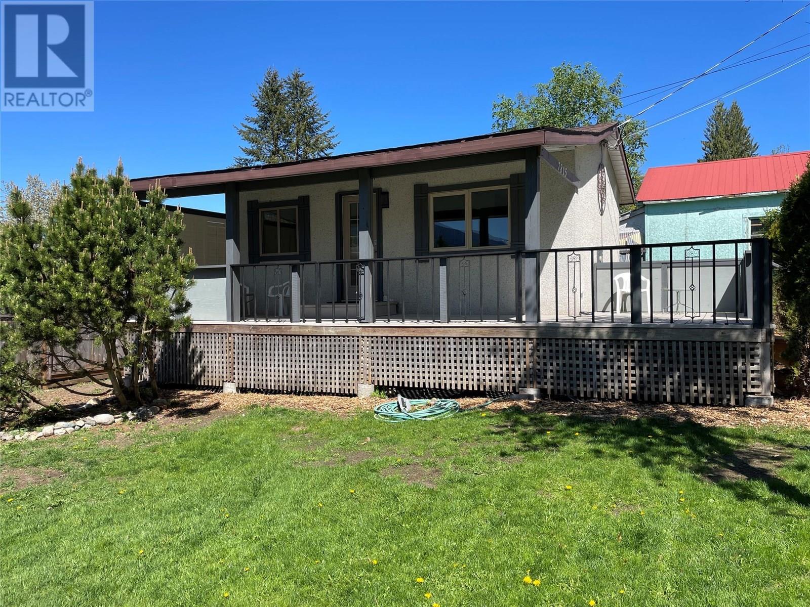 7805 Woodside Avenue, Procter, British Columbia