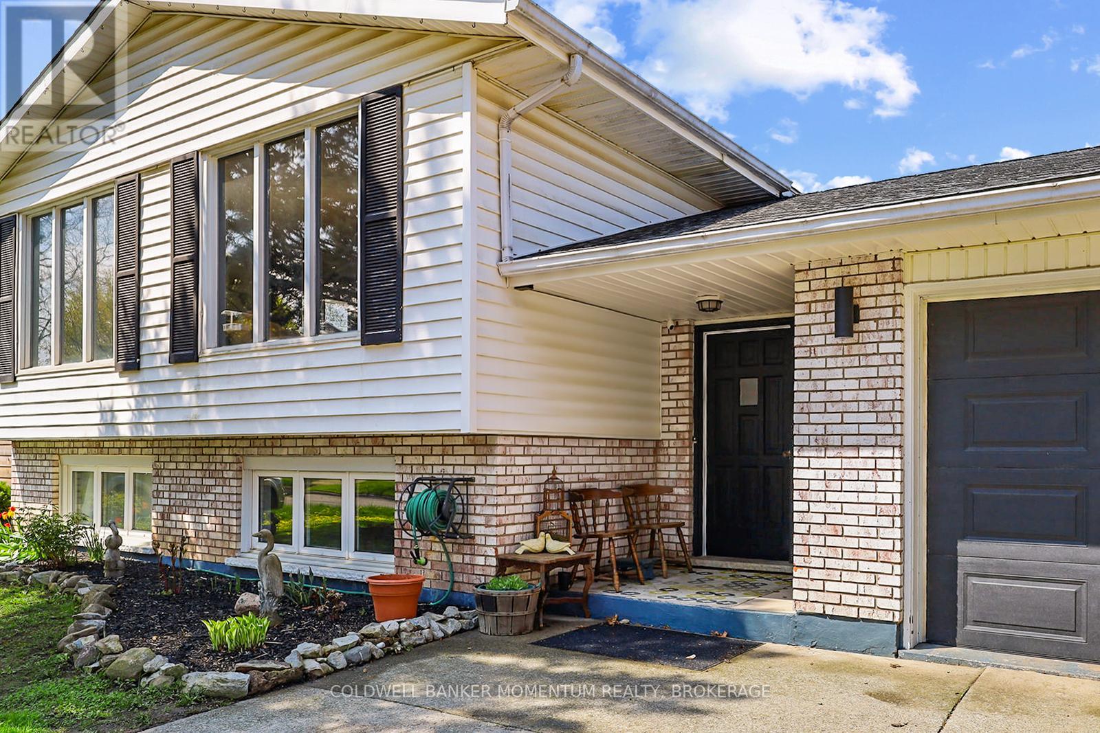 103 Glenayr Place, Welland, Ontario  L3C 3M6 - Photo 3 - X12121728