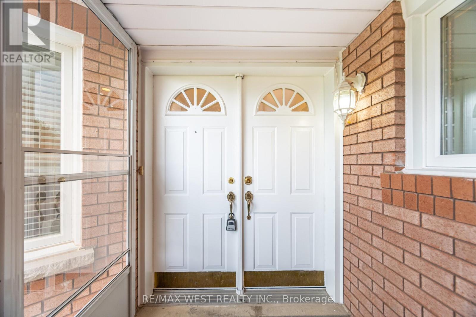 37 Killaloe Crescent, Halton Hills, Ontario  L7G 5N2 - Photo 4 - W12214067