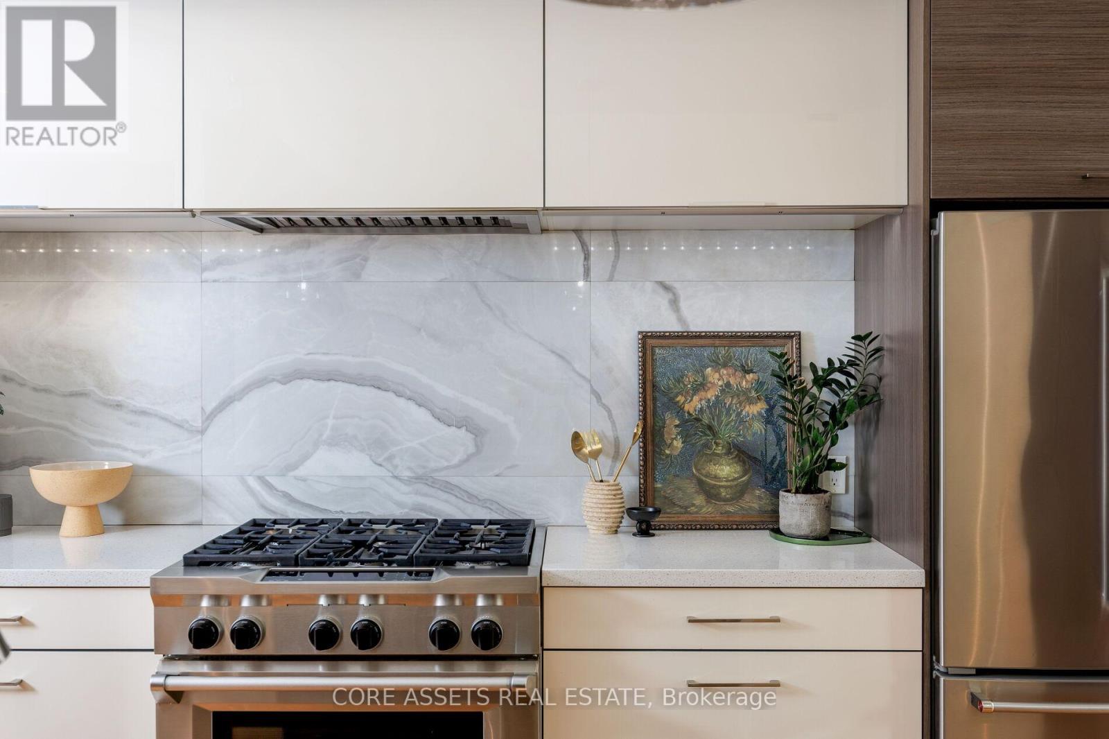 15 Beresford Avenue, Toronto (High Park-Swansea), Ontario  M6S 3A9 - Photo 11 - W12214161
