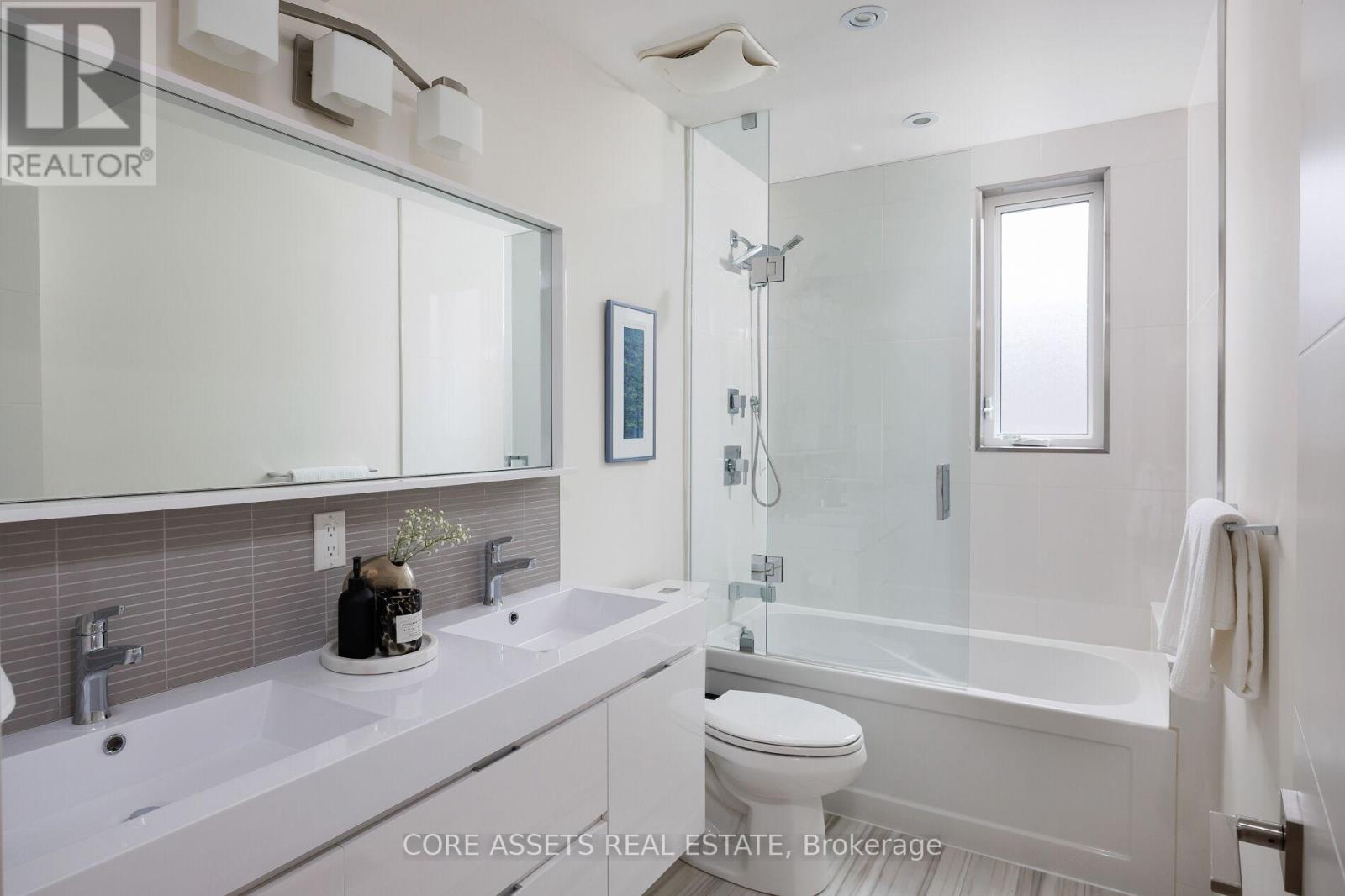 15 Beresford Avenue, Toronto (High Park-Swansea), Ontario  M6S 3A9 - Photo 30 - W12214161
