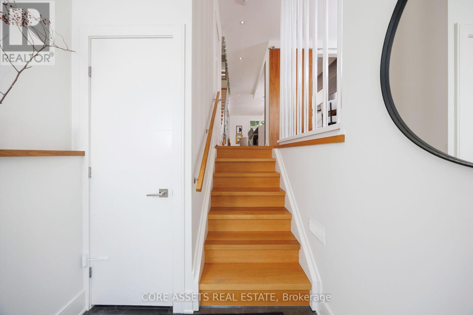 15 Beresford Avenue, Toronto (High Park-Swansea), Ontario  M6S 3A9 - Photo 4 - W12214161