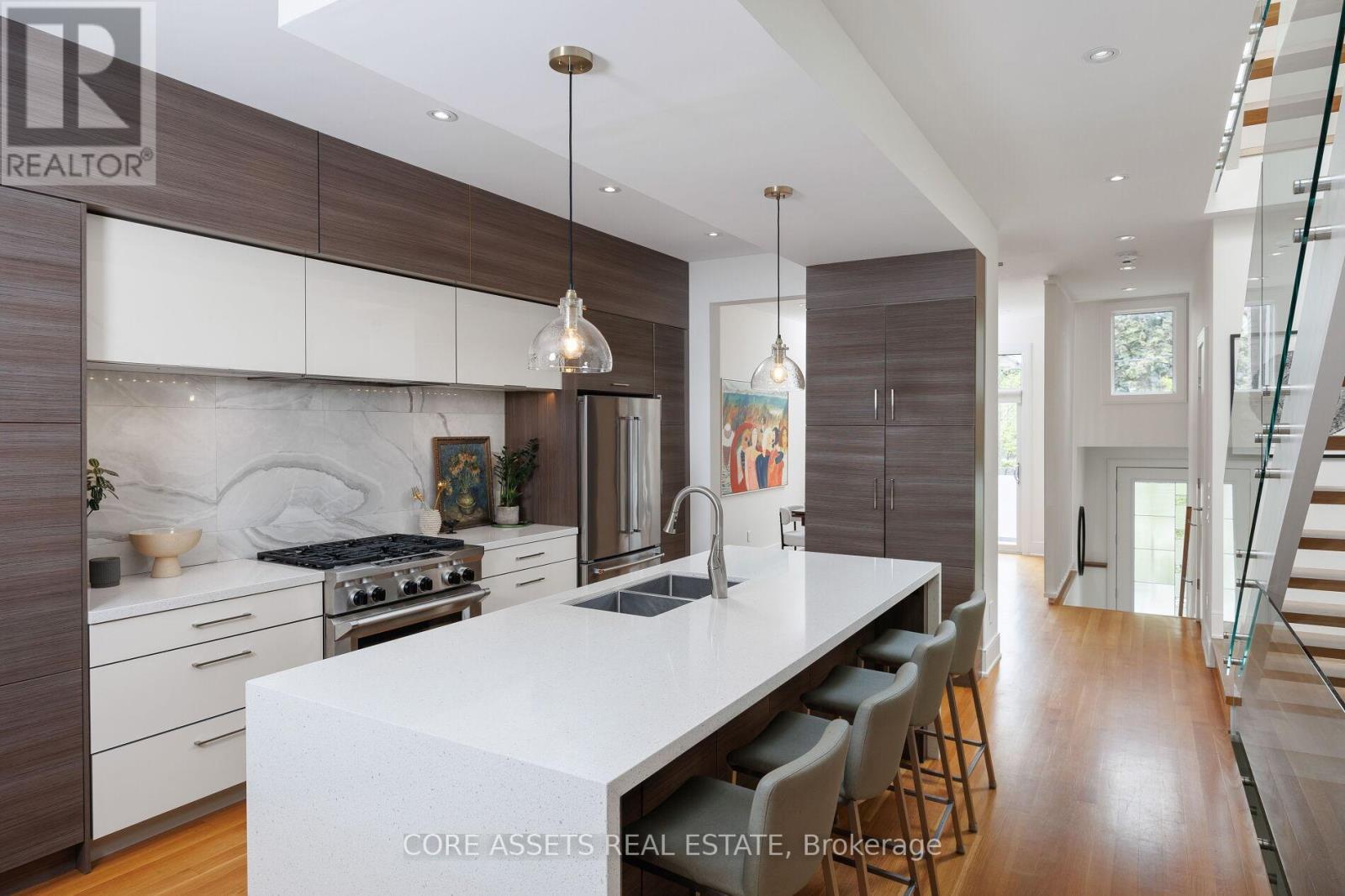 15 Beresford Avenue, Toronto (High Park-Swansea), Ontario  M6S 3A9 - Photo 8 - W12214161