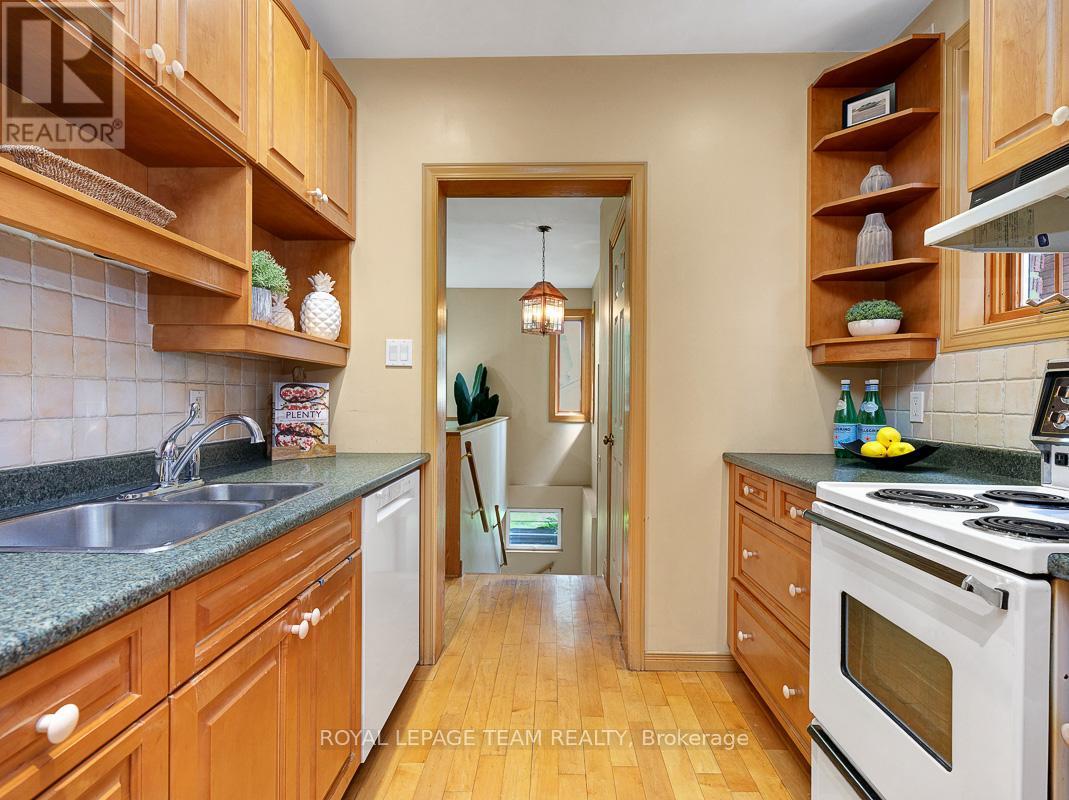 75 Renfrew Avenue, Ottawa, Ontario  K1S 1Z4 - Photo 11 - X12213635