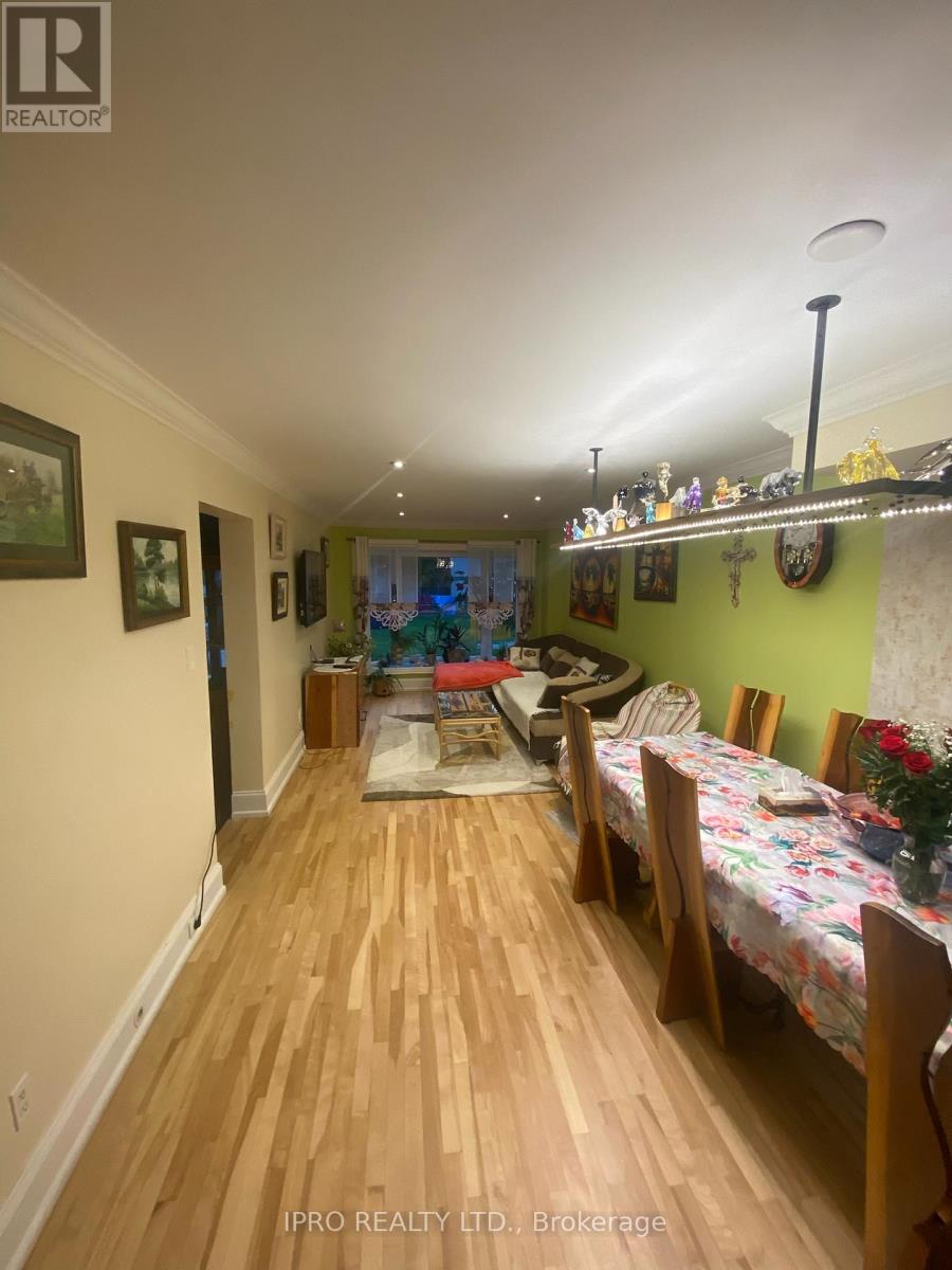 623 Hartfordshire Lane, Mississauga, Ontario  L5B 2W9 - Photo 16 - W12212503