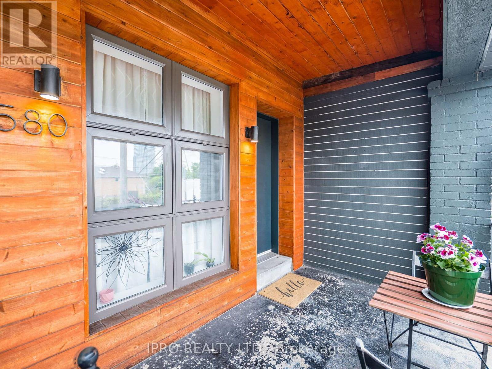 <div class="slider-price">$1,199,000</div><p>1580 Davenport Road, Toronto, Ontario</p>