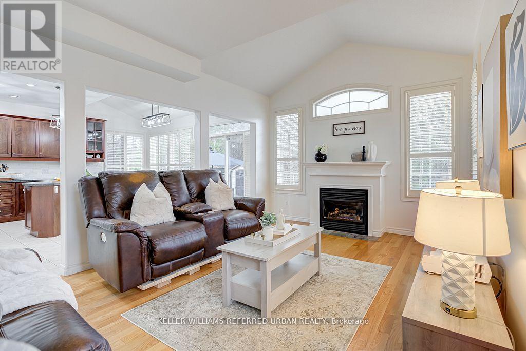 2 THISTLEDOWN CRESCENT, Whitby, Ontario