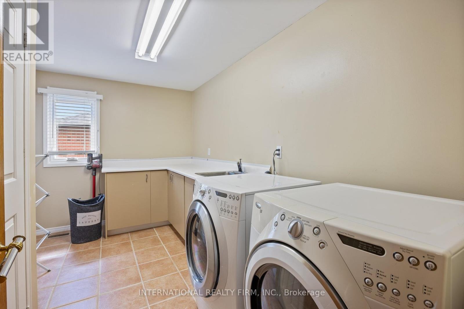 7 Briargreen Court, Whitby, Ontario  L1R 1P9 - Photo 32 - E12212375