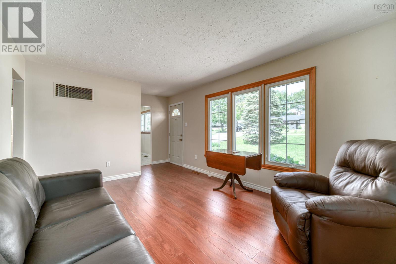 Property at 14 Inverary Drive image 5
