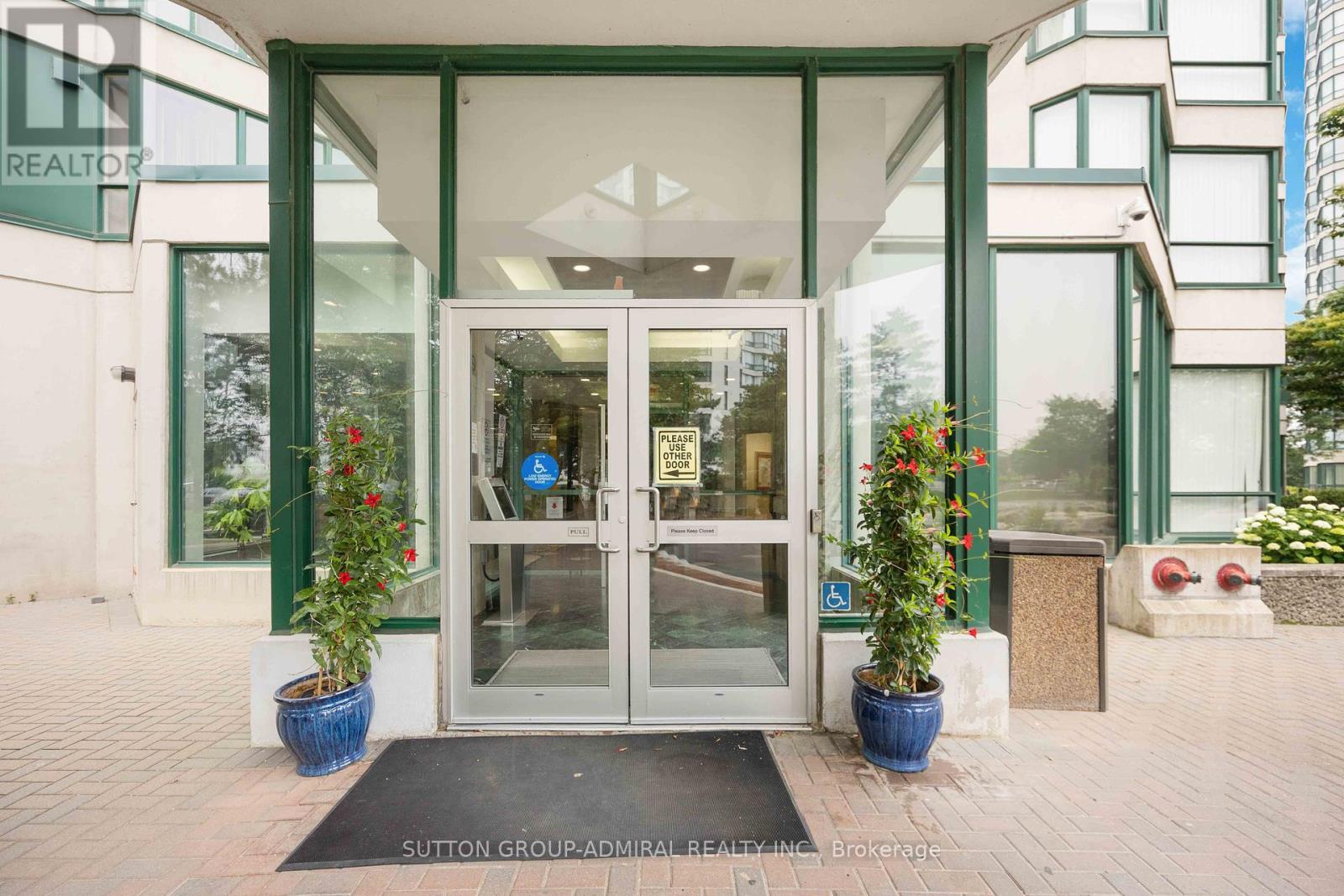 1011 - 4460 Tucana Court, Mississauga (Hurontario), Ontario  L5R 3K9 - Photo 3 - W12214249