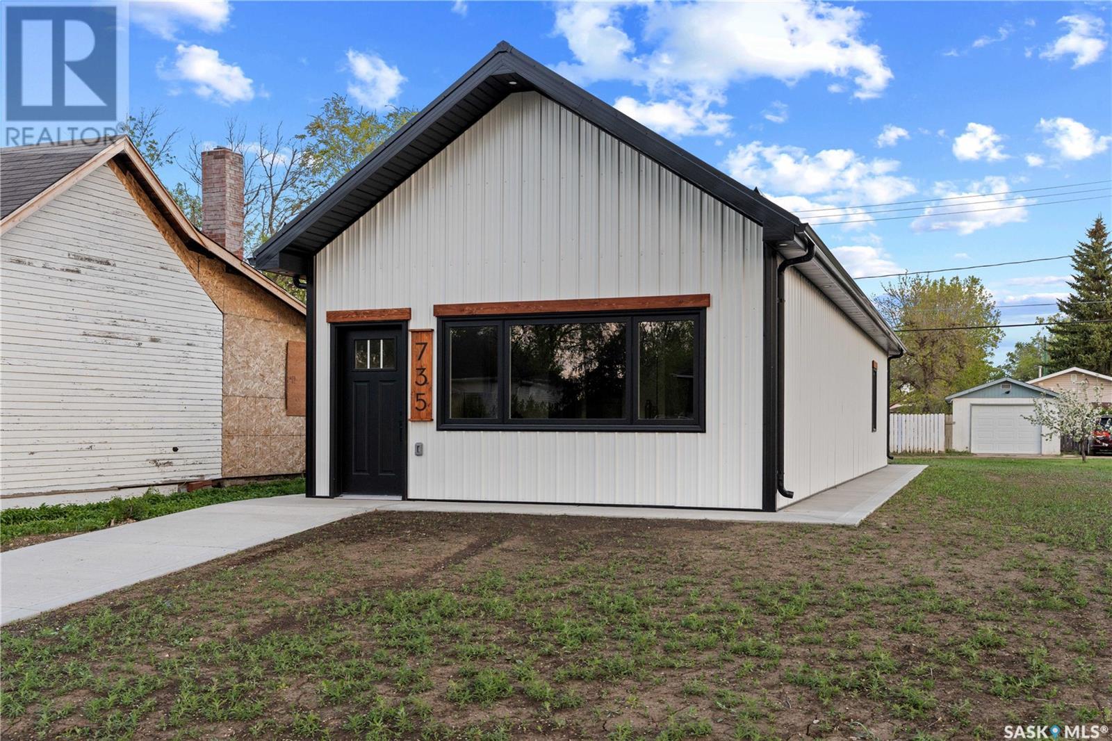 735 Hochelaga Street E, Moose Jaw, Saskatchewan  S6H 0P9 - Photo 2 - SK000514