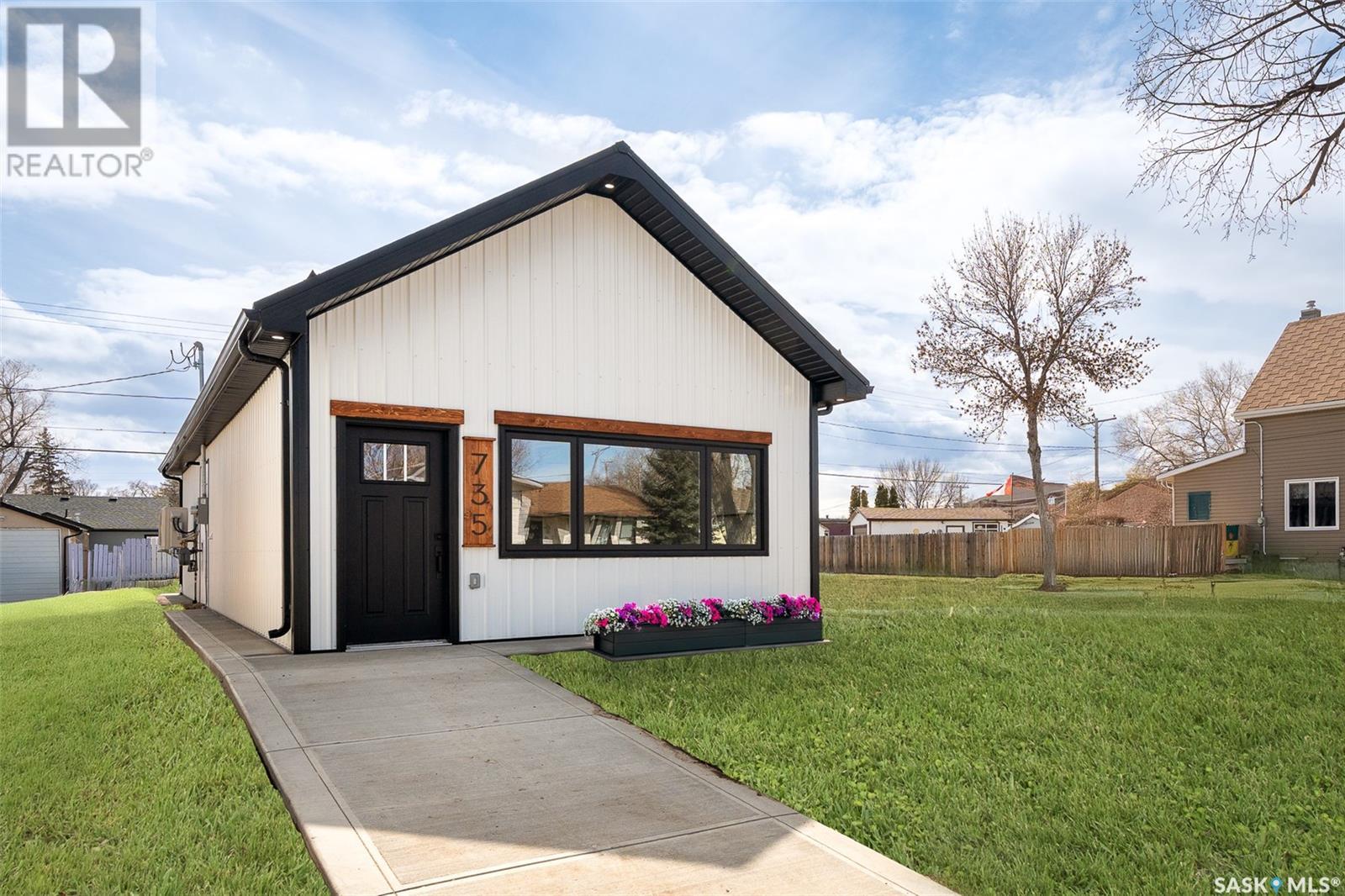 735 Hochelaga STREET E, Moose Jaw, Saskatchewan