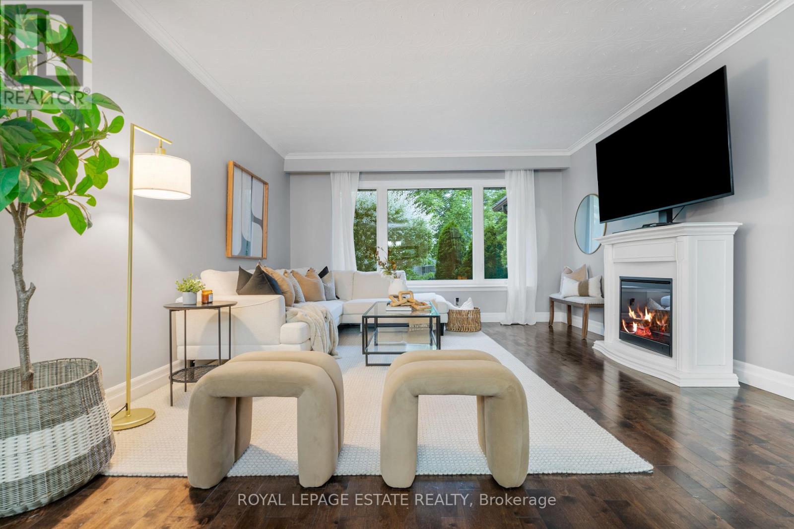 9 DIXINGTON CRESCENT, Toronto, Ontario