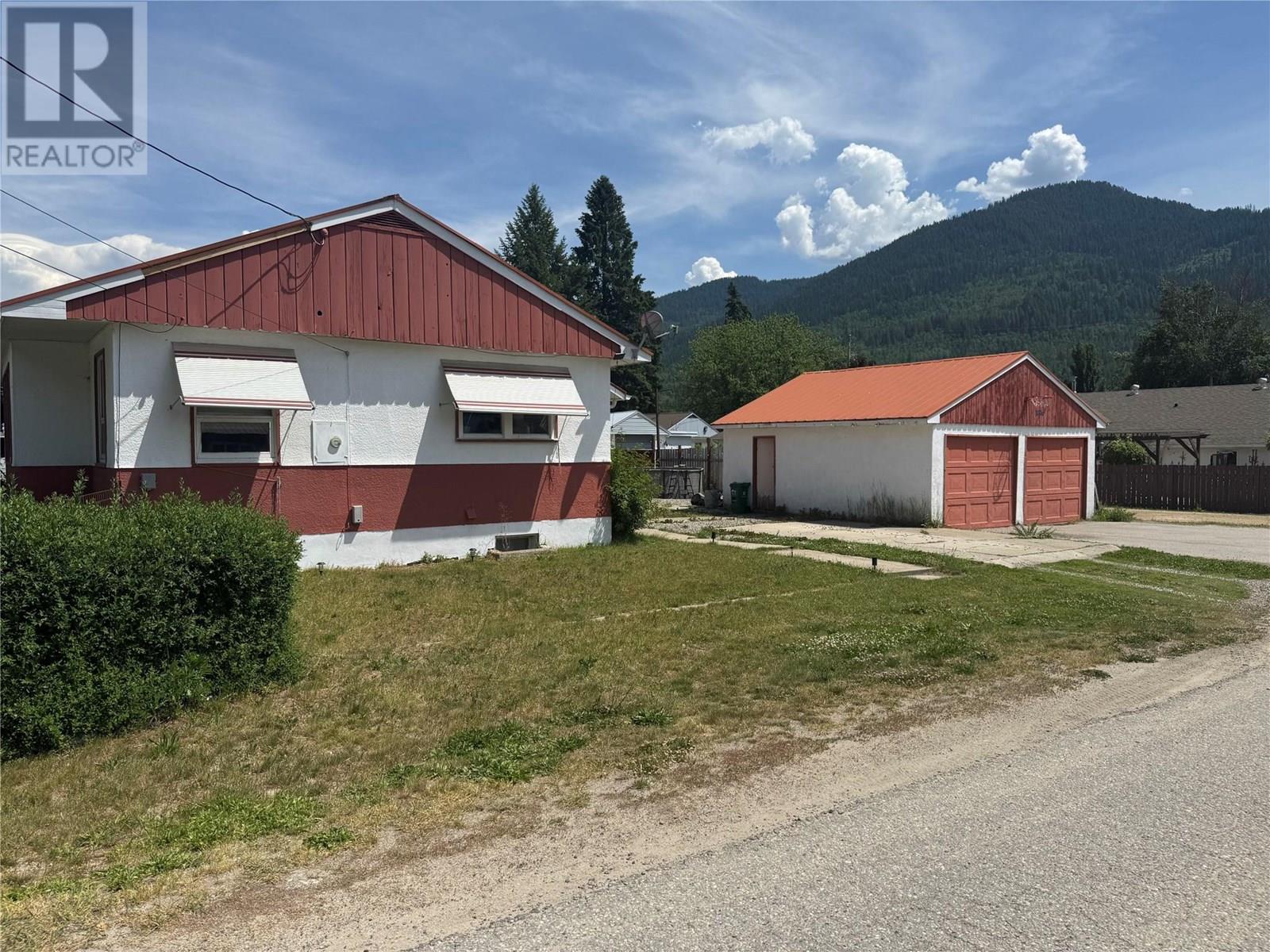 805 10th Avenue, Montrose, British Columbia  V0G 1P0 - Photo 1 - 10351893