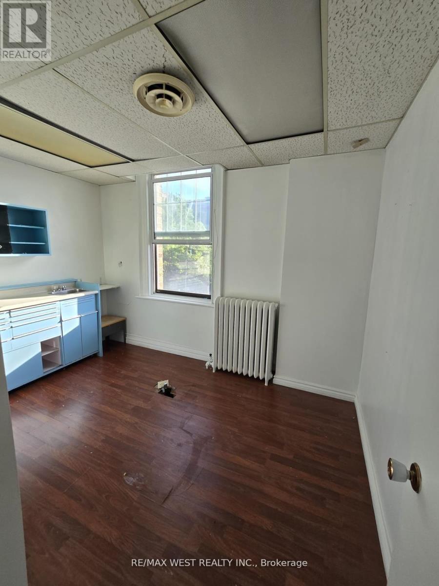 2nd Flr - 949 St Clair Avenue W, Toronto (Wychwood), Ontario  M6C 1C7 - Photo 12 - C12214328