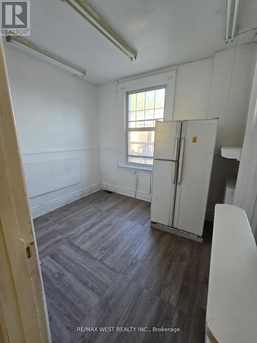 2nd Flr - 949 St Clair Avenue W, Toronto (Wychwood), Ontario  M6C 1C7 - Photo 16 - C12214328