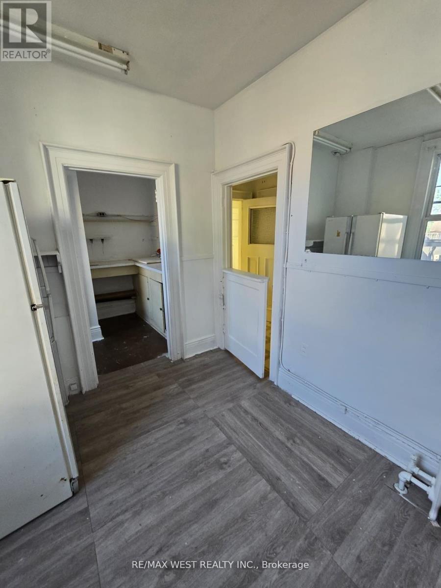 2nd Flr - 949 St Clair Avenue W, Toronto (Wychwood), Ontario  M6C 1C7 - Photo 17 - C12214328