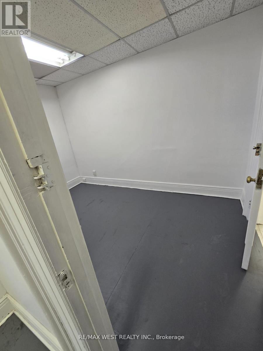 2nd Flr - 949 St Clair Avenue W, Toronto (Wychwood), Ontario  M6C 1C7 - Photo 19 - C12214328