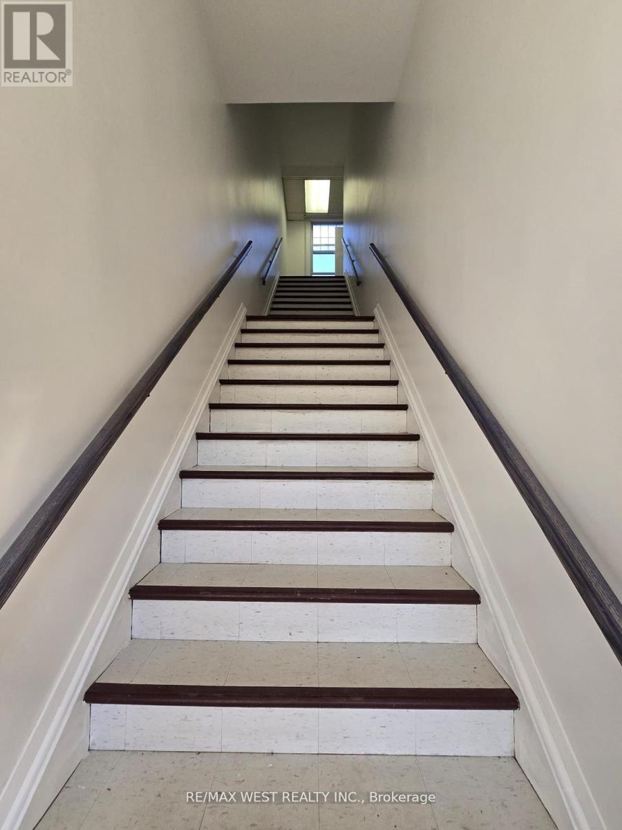 2nd Flr - 949 St Clair Avenue W, Toronto (Wychwood), Ontario  M6C 1C7 - Photo 2 - C12214328