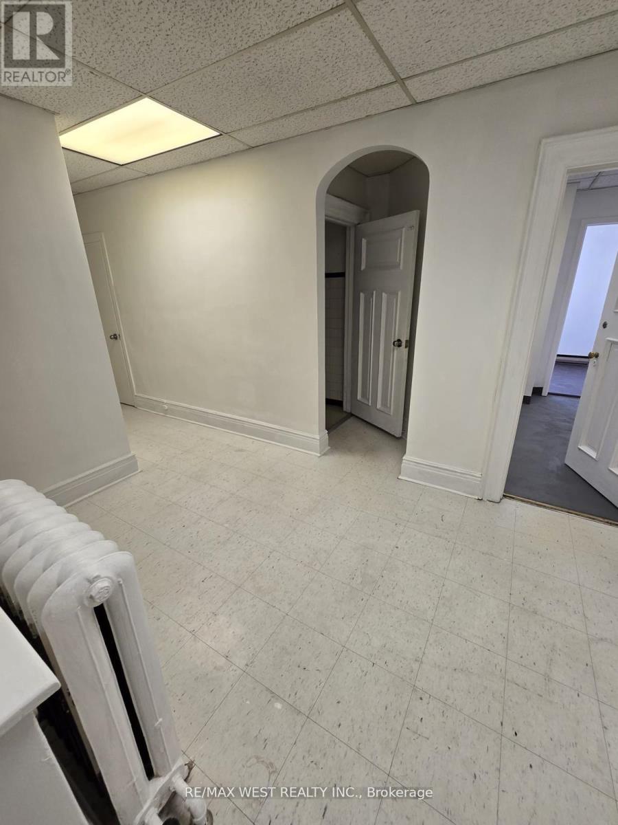 2nd Flr - 949 St Clair Avenue W, Toronto (Wychwood), Ontario  M6C 1C7 - Photo 20 - C12214328