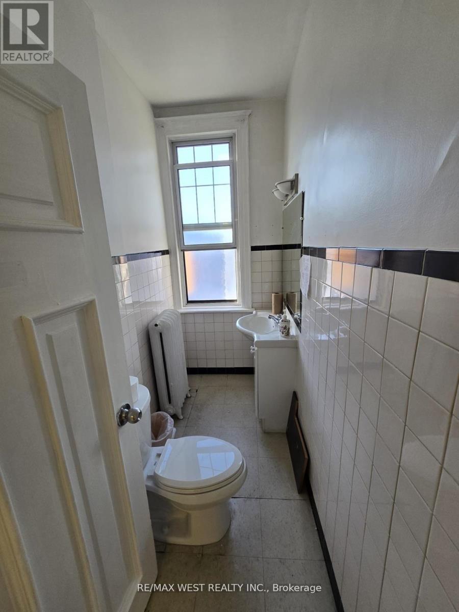 2nd Flr - 949 St Clair Avenue W, Toronto (Wychwood), Ontario  M6C 1C7 - Photo 23 - C12214328