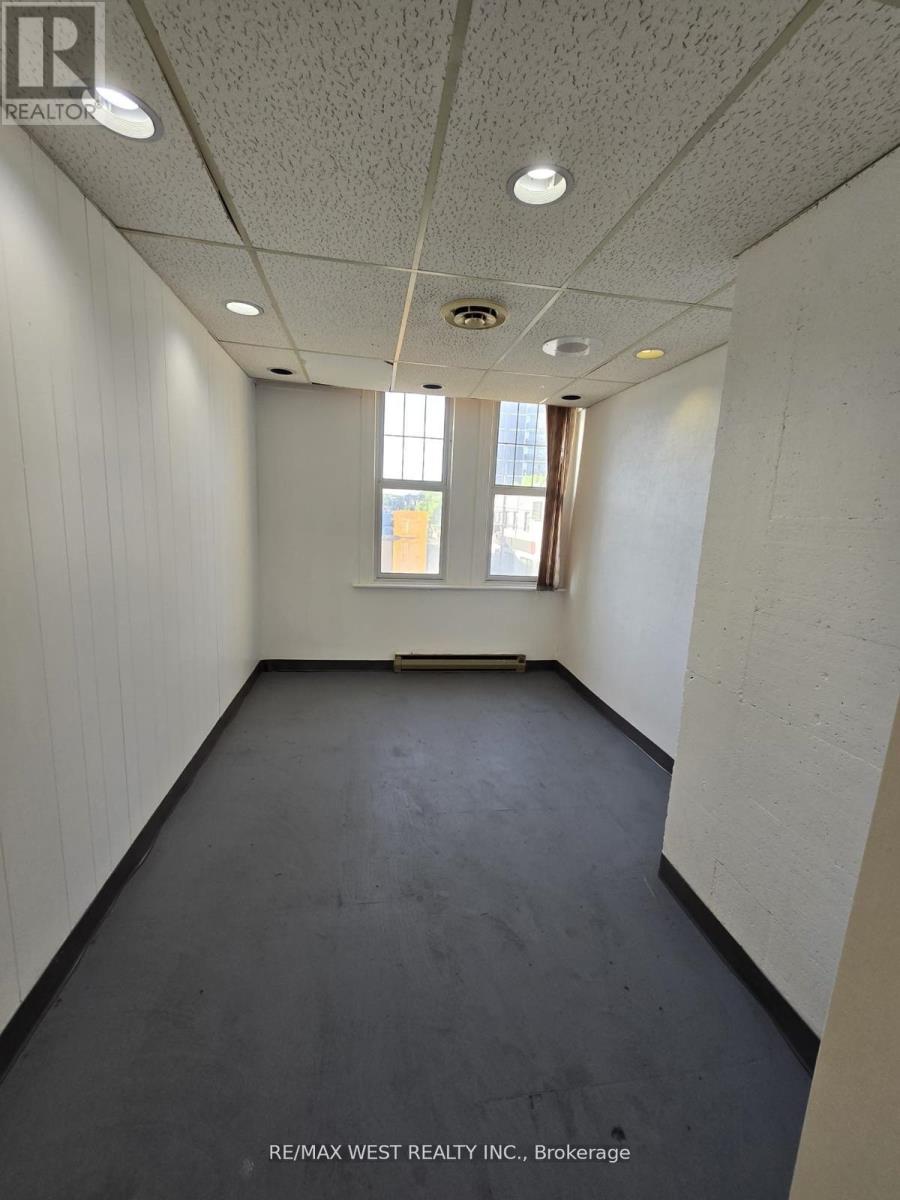 2nd Flr - 949 St Clair Avenue W, Toronto (Wychwood), Ontario  M6C 1C7 - Photo 3 - C12214328
