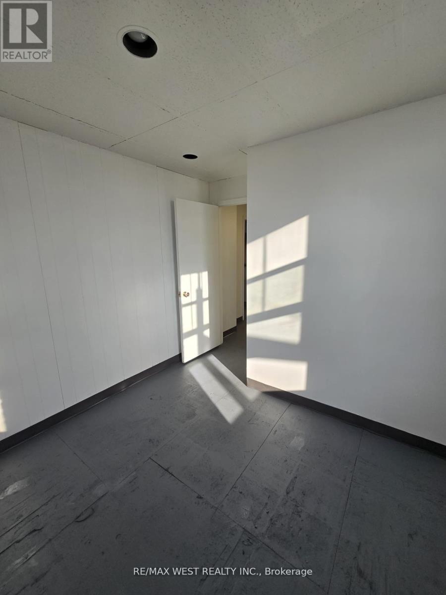 2nd Flr - 949 St Clair Avenue W, Toronto (Wychwood), Ontario  M6C 1C7 - Photo 4 - C12214328