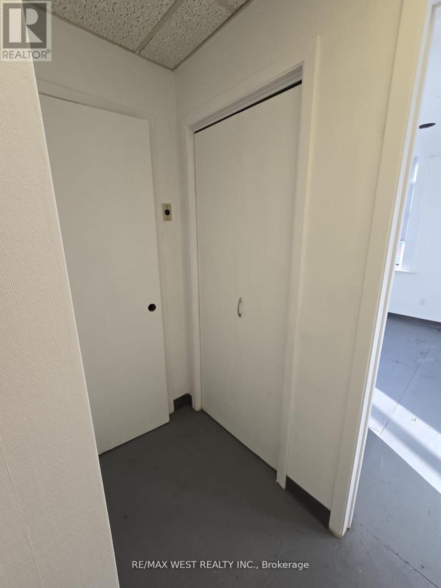 2nd Flr - 949 St Clair Avenue W, Toronto (Wychwood), Ontario  M6C 1C7 - Photo 5 - C12214328