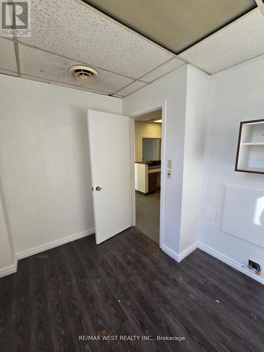 2nd Flr - 949 St Clair Avenue W, Toronto (Wychwood), Ontario  M6C 1C7 - Photo 8 - C12214328
