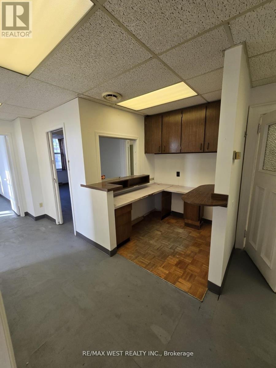 2nd Flr - 949 St Clair Avenue W, Toronto (Wychwood), Ontario  M6C 1C7 - Photo 9 - C12214328