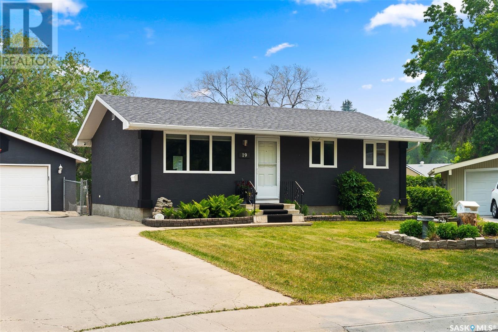 19 Le Jeune Place, Regina, Saskatchewan  S4T 6K2 - Photo 2 - SK009211