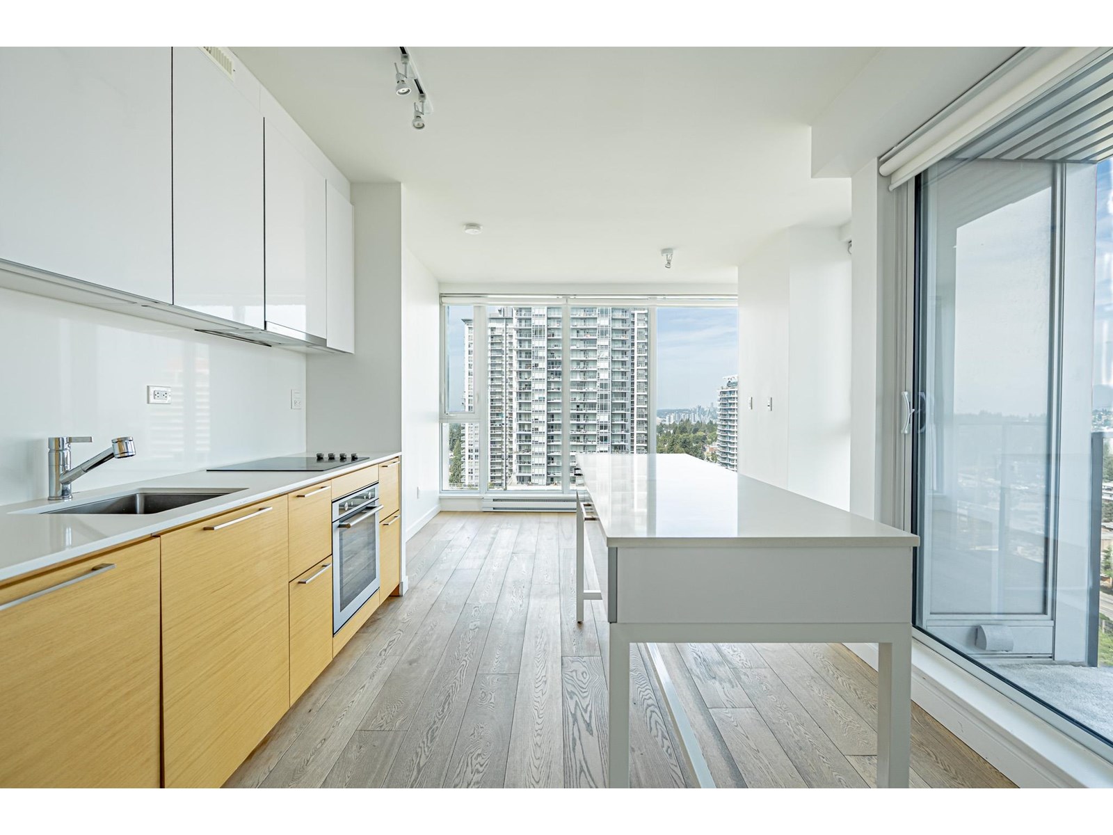 2606 13438 Central Avenue, Surrey, British Columbia  V3T 0N2 - Photo 3 - R3013847