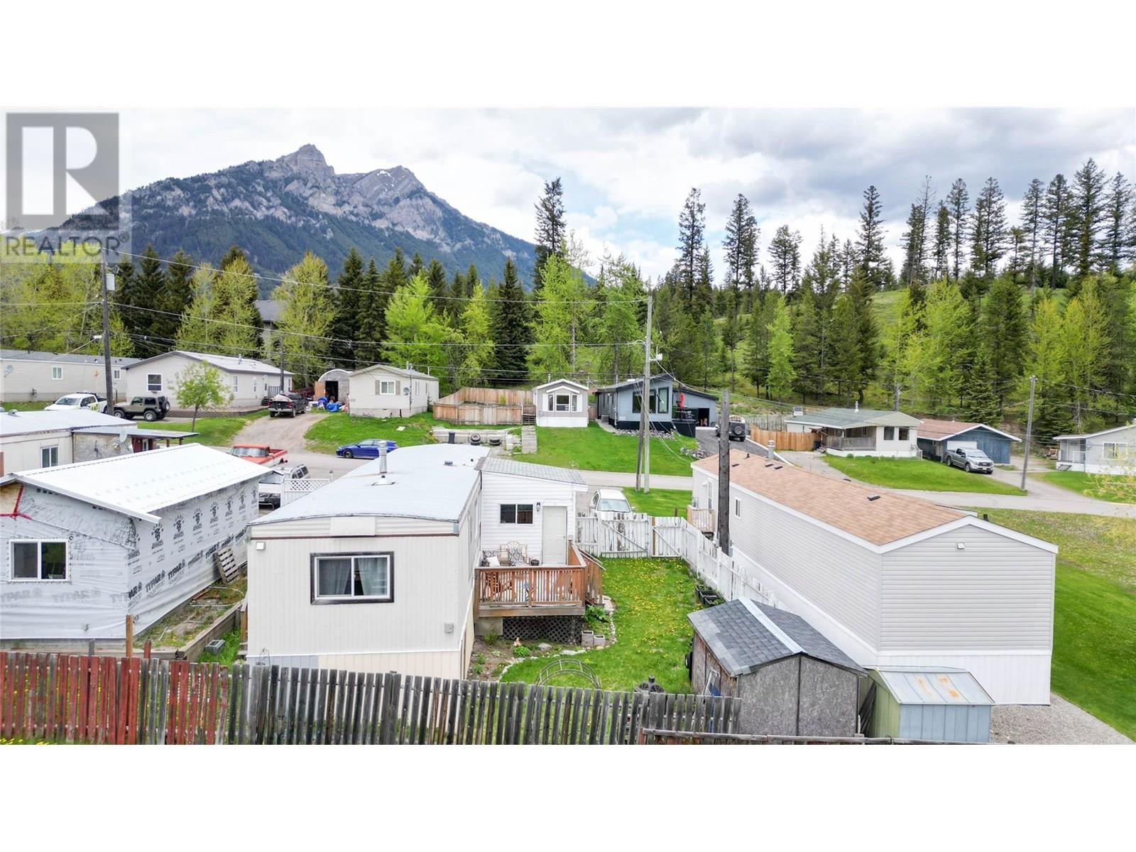415 Bickford Drive, Elkford, British Columbia  V0B 1H0 - Photo 2 - 10349733