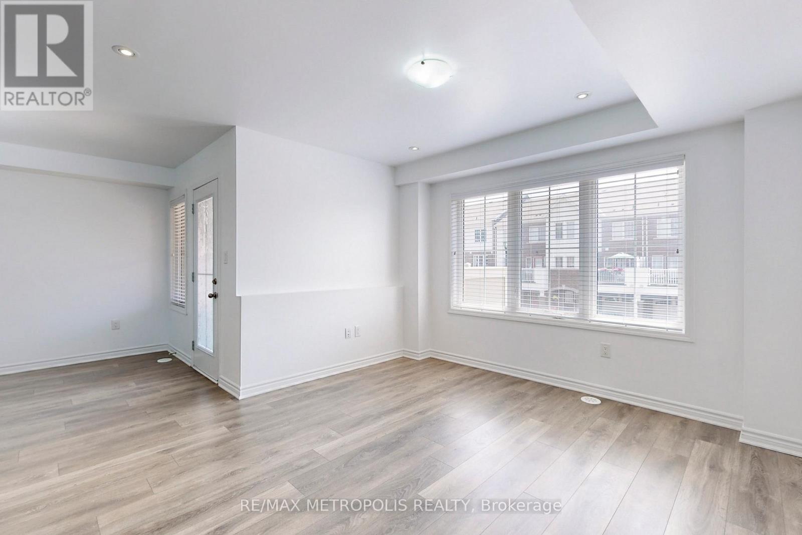 1054 Clipper Lane, Pickering, Ontario  L1X 0E4 - Photo 2 - E12214390