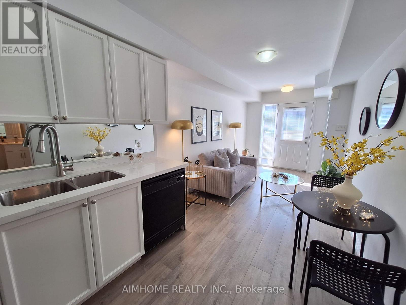 318 - 4975 Southampton Drive, Mississauga, Ontario  L5M 8E6 - Photo 3 - W12142984