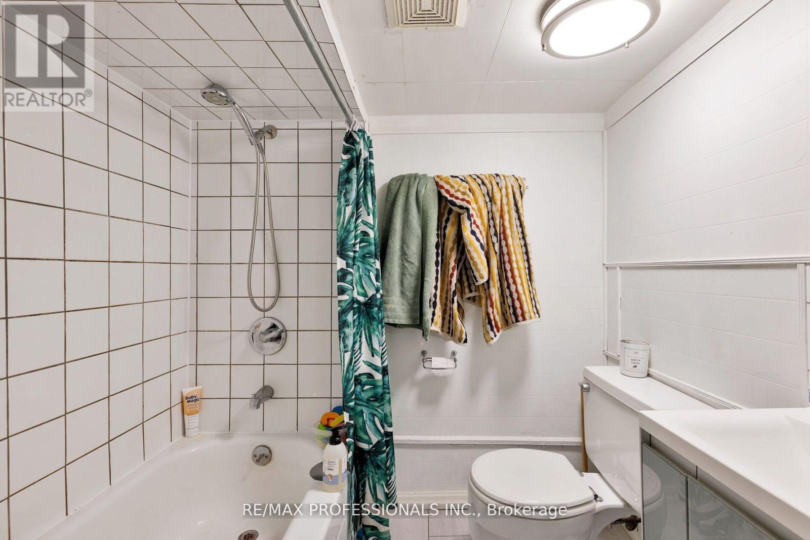 176 Symington Avenue, Toronto (Dovercourt-Wallace Emerson-Junction), Ontario  M6P 3W6 - Photo 16 - W12214402