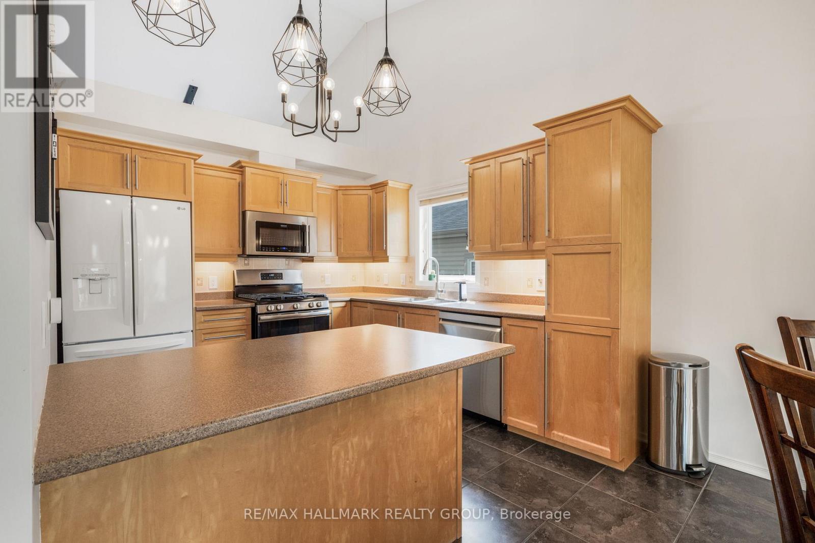 329 Quartz Avenue, Clarence-Rockland, Ontario  K4K 0A2 - Photo 12 - X12214414