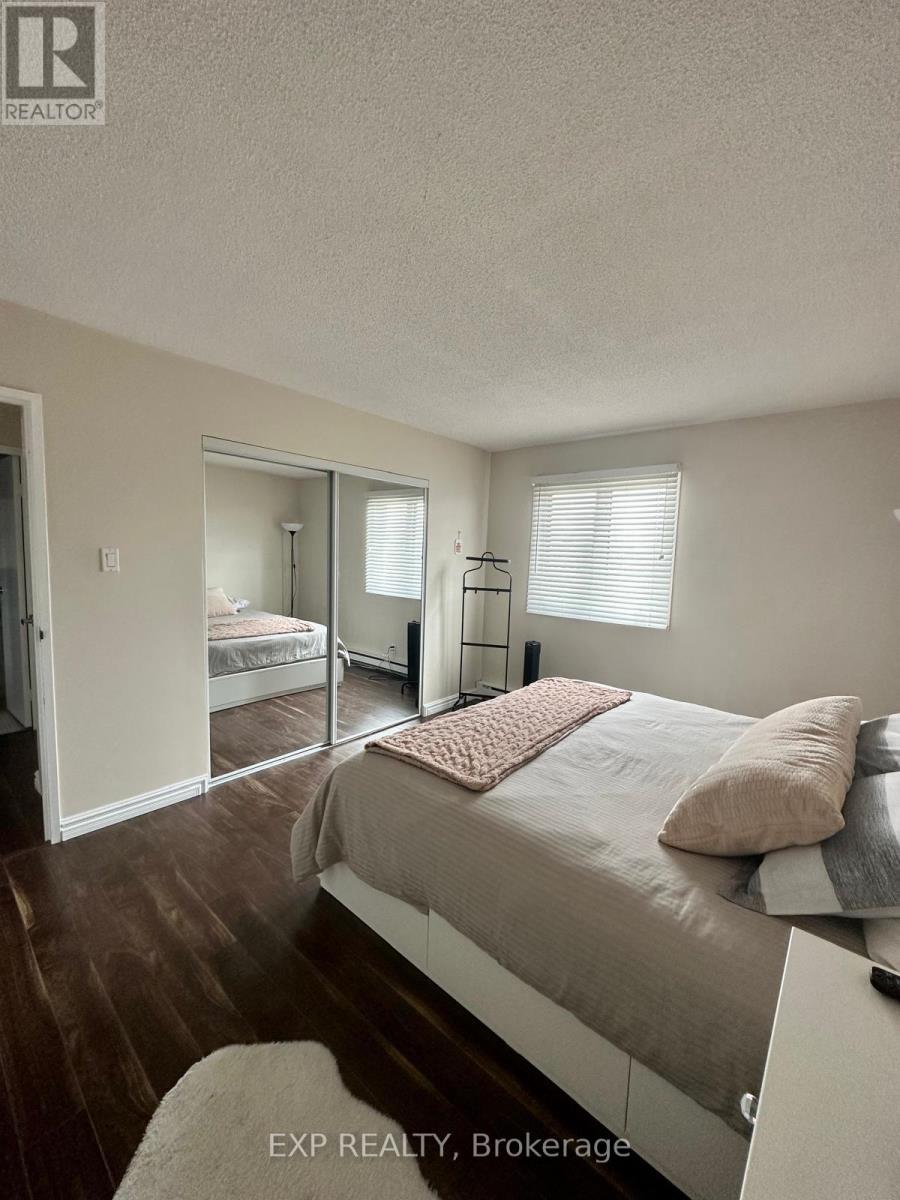 909 - 158a Mcarthur Ave Avenue, Ottawa, Ontario  K1L 7E7 - Photo 11 - X12214422