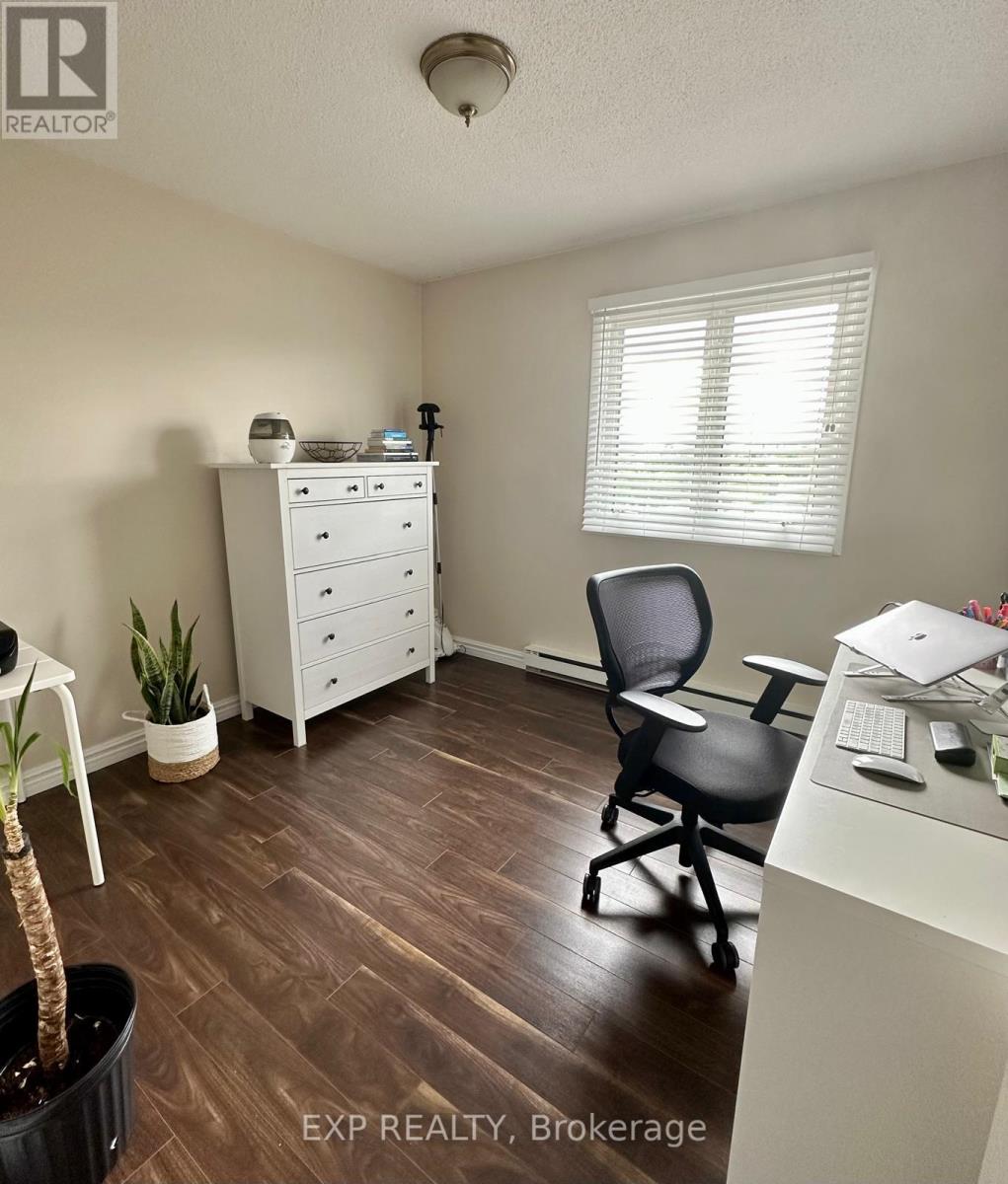 909 - 158a Mcarthur Ave Avenue, Ottawa, Ontario  K1L 7E7 - Photo 14 - X12214422