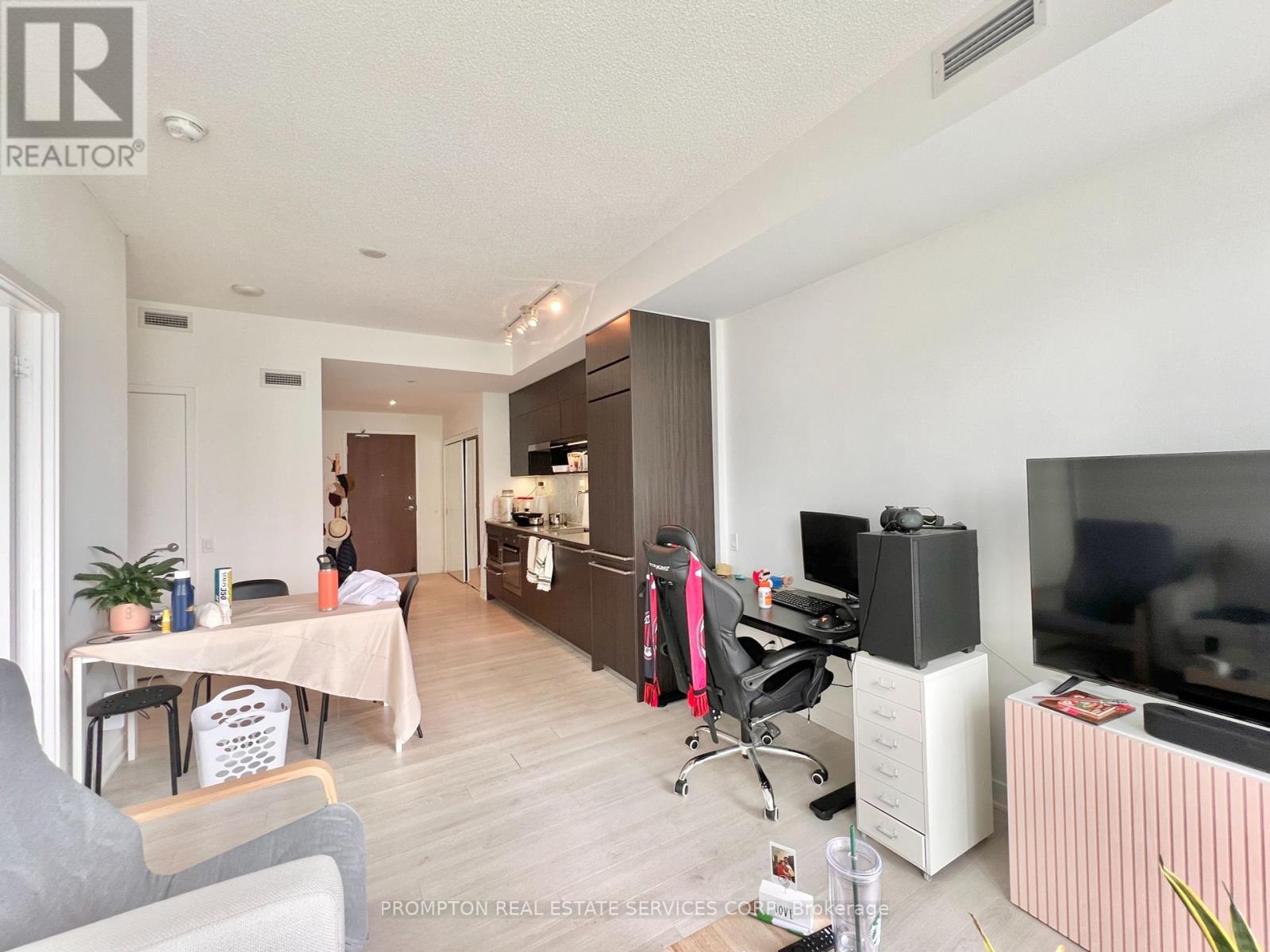 815 - 90 Queens Wharf Road, Toronto, Ontario  M5V 0J4 - Photo 11 - C12196539