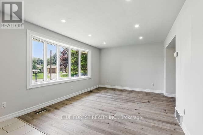 57 Vanbuskirk Drive, St. Thomas, Ontario  N5R 4Z3 - Photo 4 - X12205756