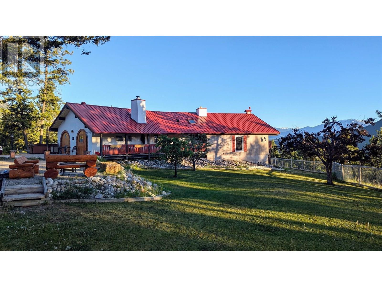5761 LAUTRUP Road, Edgewater, British Columbia