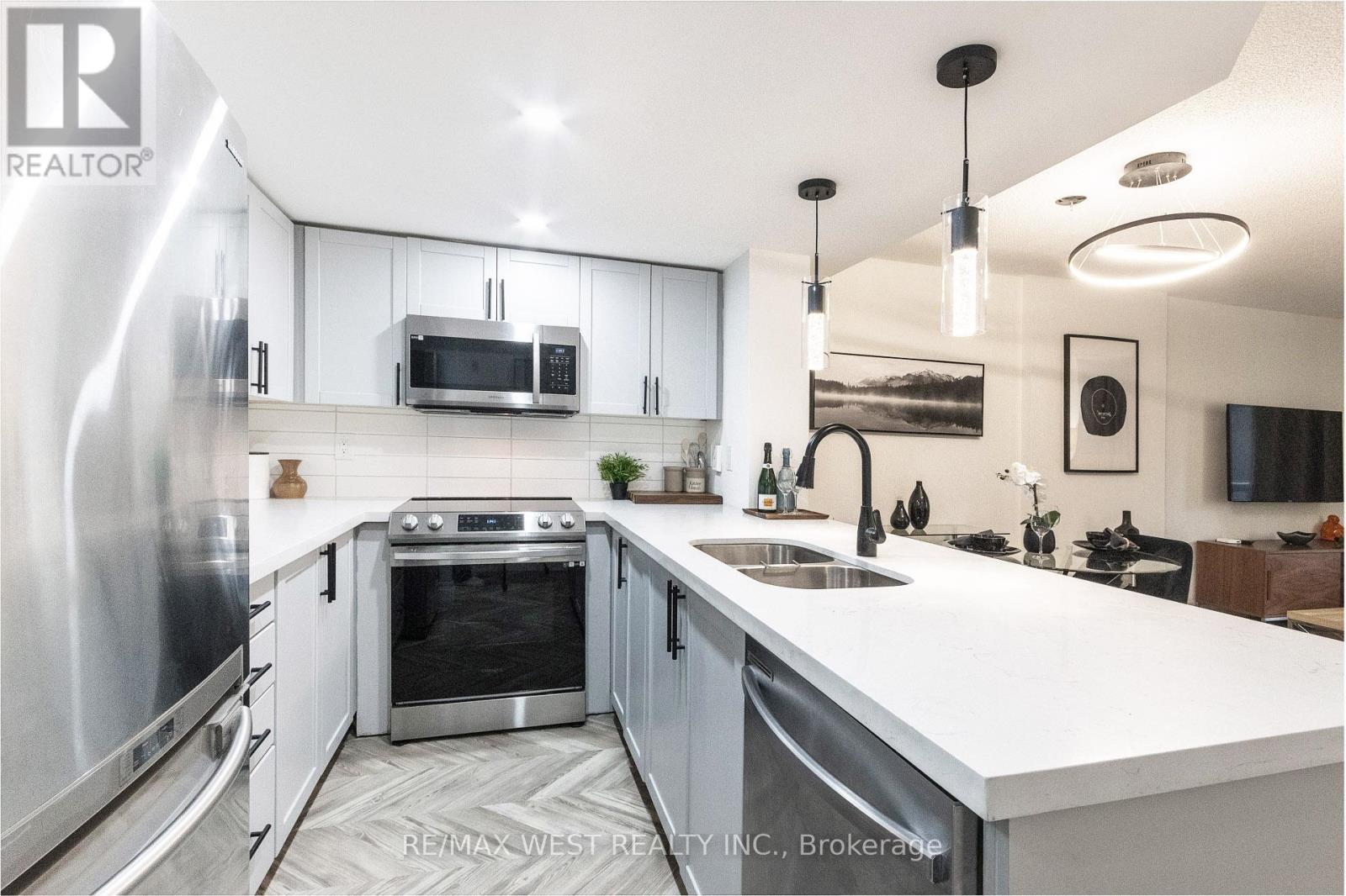 <div class="slider-price">$679,900</div><p>302 - 330 Adelaide Street E, Toronto, Ontario</p>
