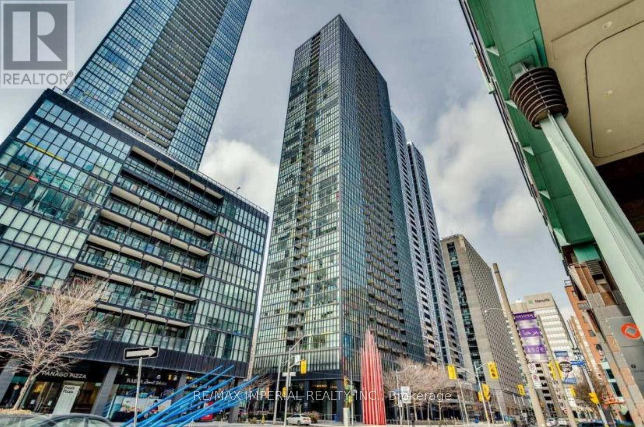 <div class="slider-price">$835,800</div><p>3308 - 110 Charles Street S, Toronto, Ontario</p>