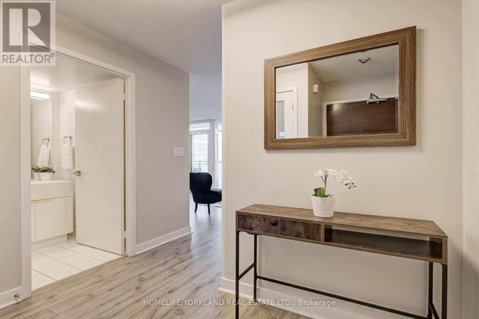 1706 - 15 Iceboat Terrace, Toronto (Waterfront Communities), Ontario  M5V 4A5 - Photo 3 - C12214440