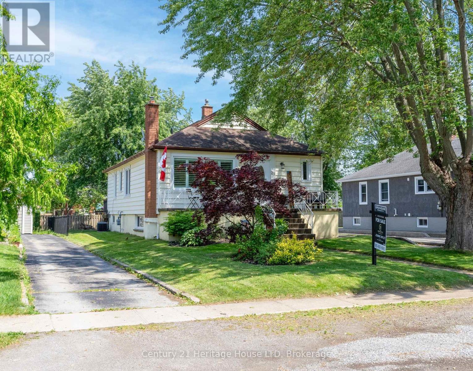 21 Linwood Avenue, Port Colborne, Ontario  L3K 5J4 - Photo 2 - X12200434
